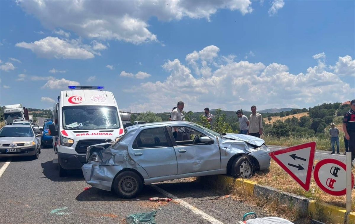 Uşak'ta otomobilin refüje çarptığı kazada baba ile kızı yaralandı