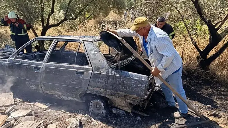 Yanan otomobilini uzaklaştırıp, alevlerin ormana sıçramasını önledi