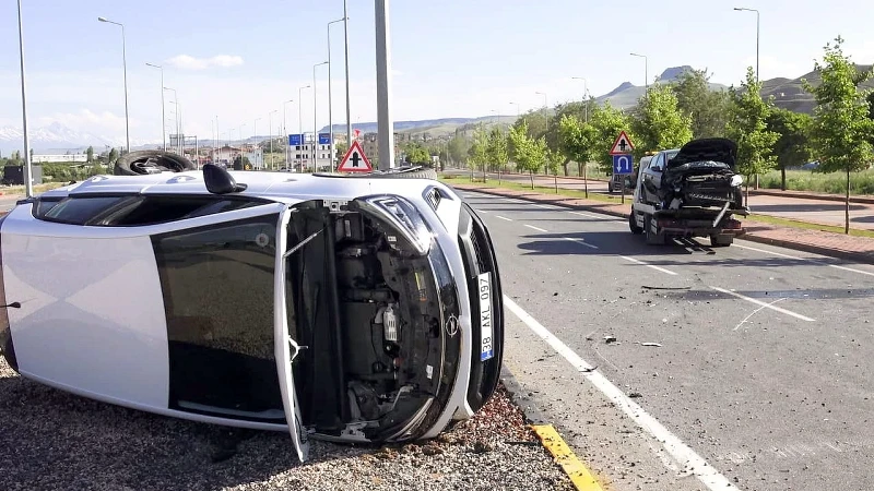 Kayseri’de iki otomobilin çarpıştığı kazada iki kişi yaralandı