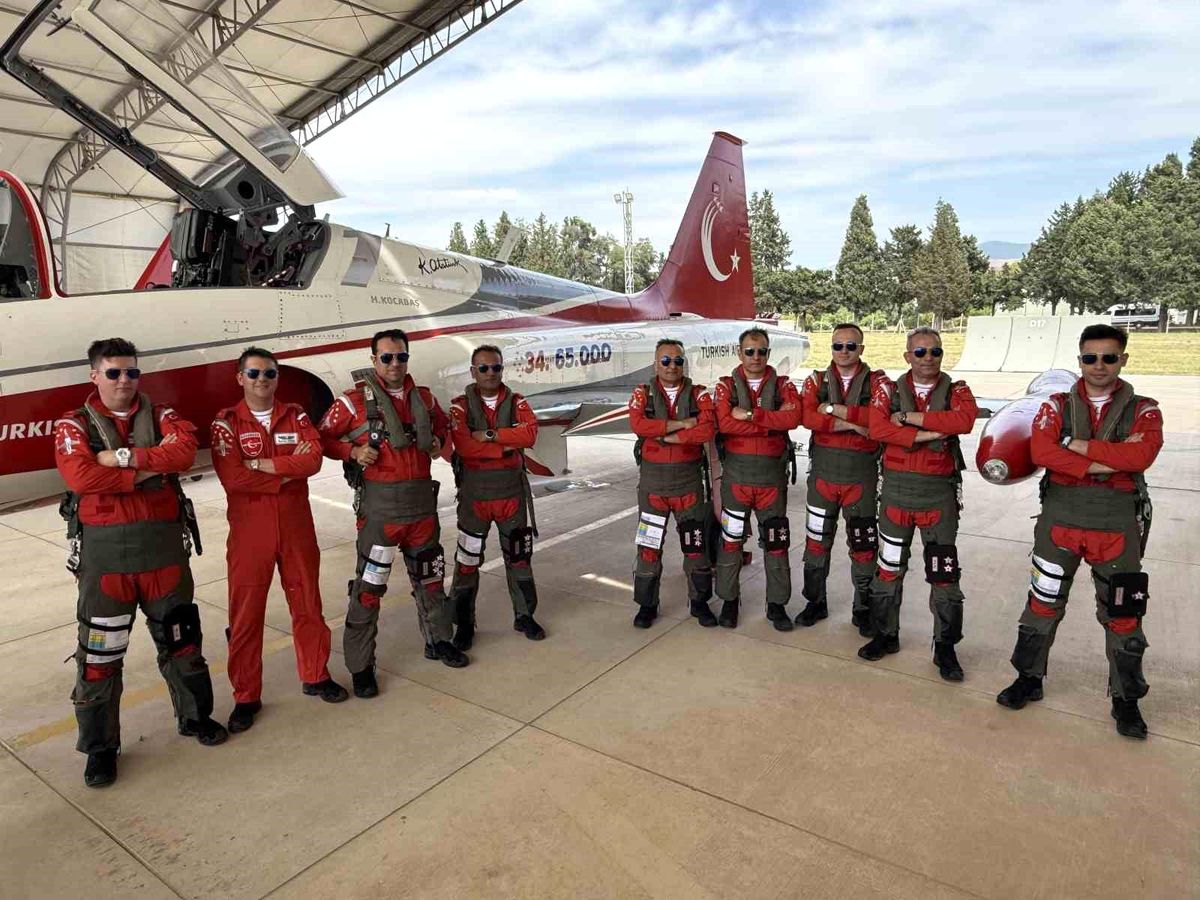 Türk Yıldızları ve SOLOTÜRK'ten İzmir semalarında nefes kesen prova
