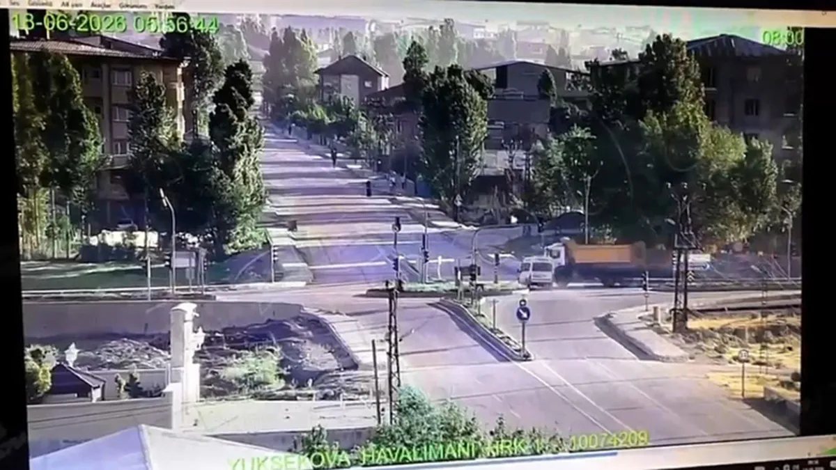 Hakkari'de feci kaza: Yolcu minibüsü kamyonla çarpıştı! 3 ölü, 2 yaralı…