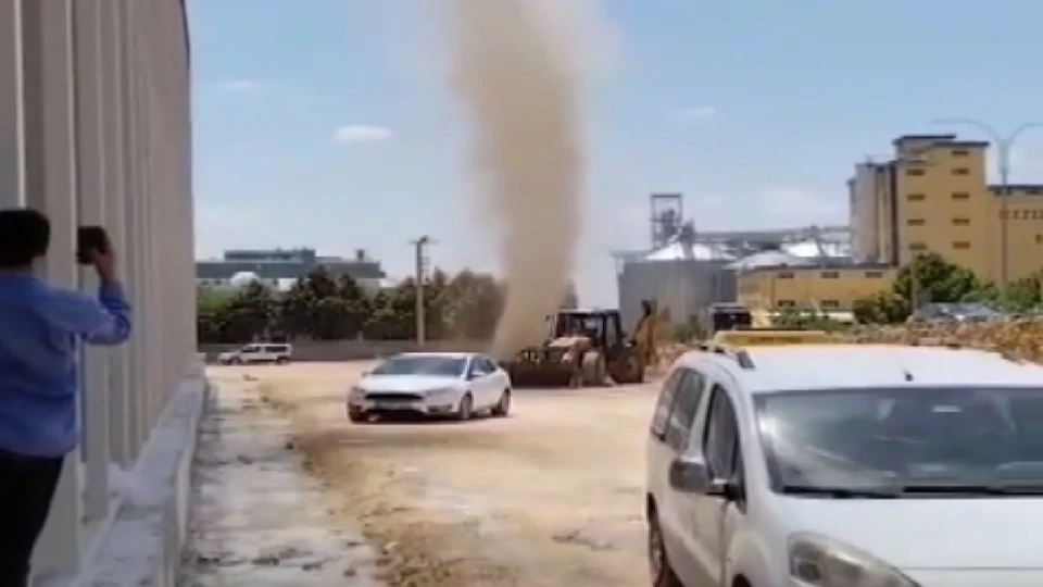 Mardin'de rüzgar sonrası çıkan hortum kamerada