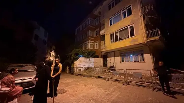 Büyük bir gürültüyle çöktü! 4 katlı bina acil tahliye edildi