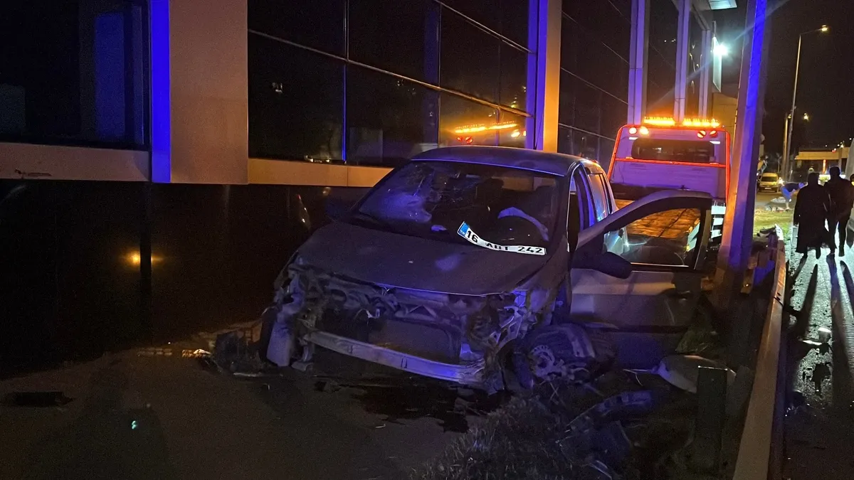 Bursa'da otomobil ile kamyonet çarpıştı: 2 yaralı