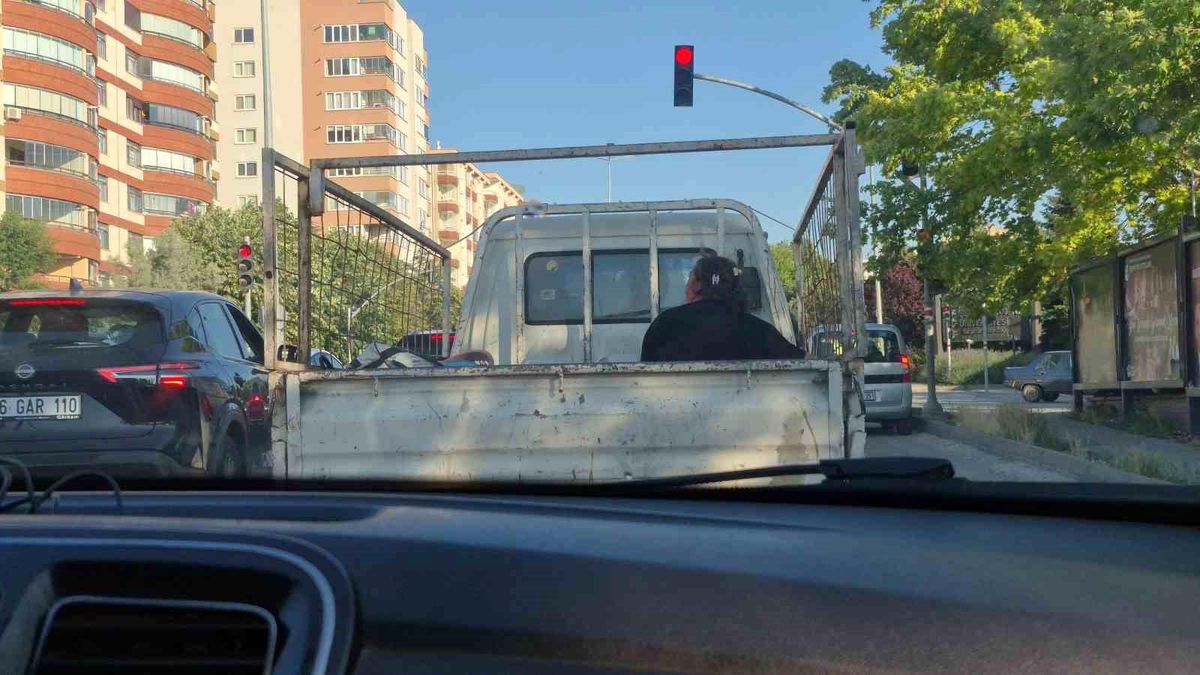 Eskişehir'de kamyonet kasasında tehlikeli yolculuk