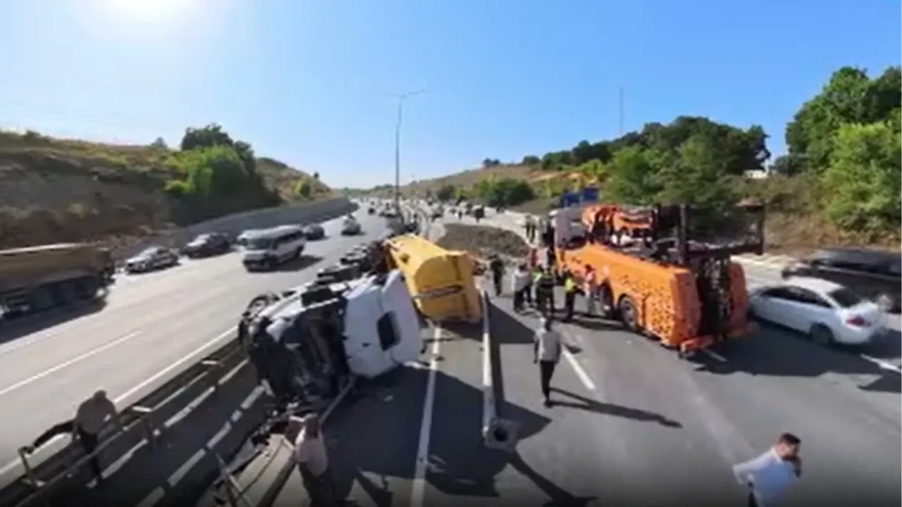Eyüpsultan'da feci kaza! Hafriyat kamyonu devrildi uzun trafik kuyrukları oluştu