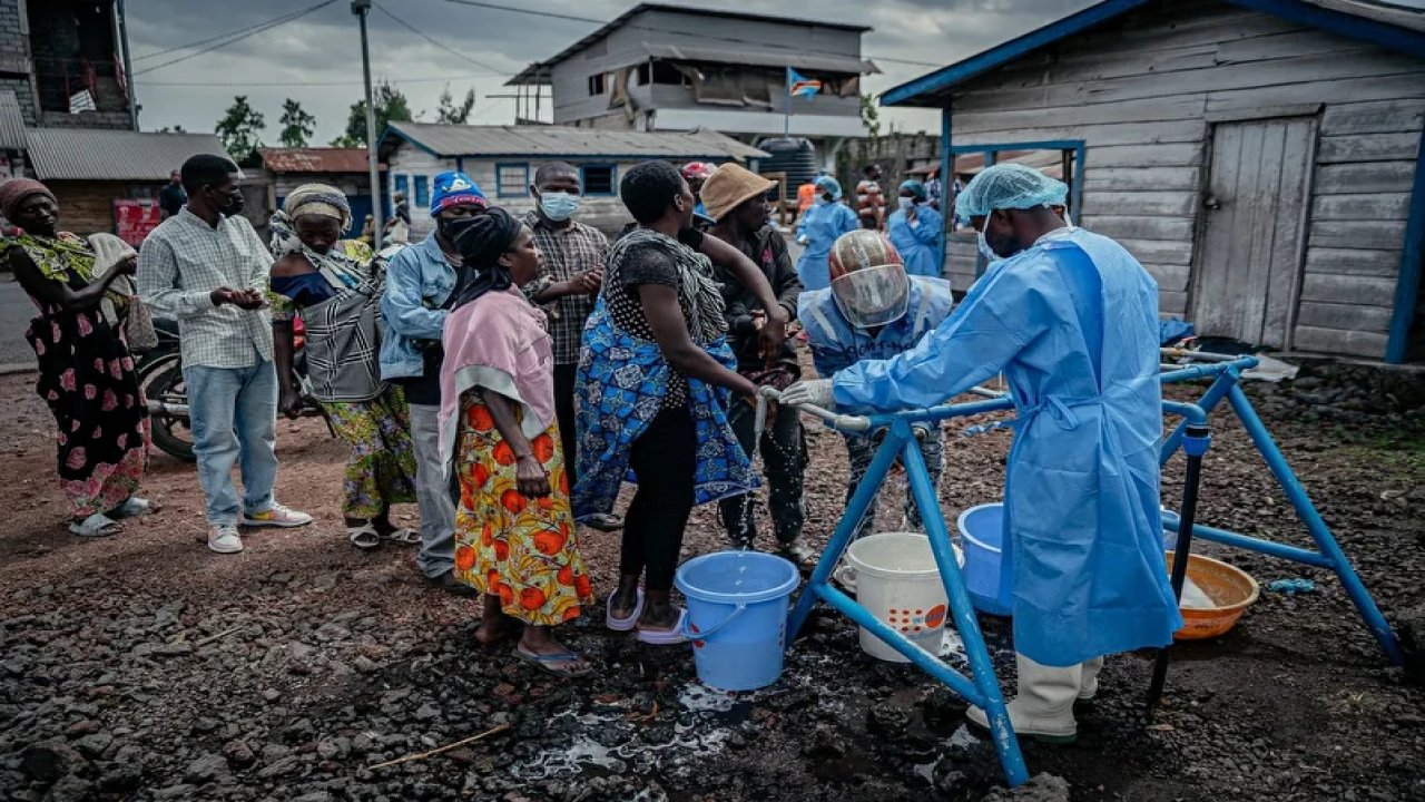 Ebola merkezinde isyancı saldırısı: Hastalar tedavi merkezlerinden kaçtı!
