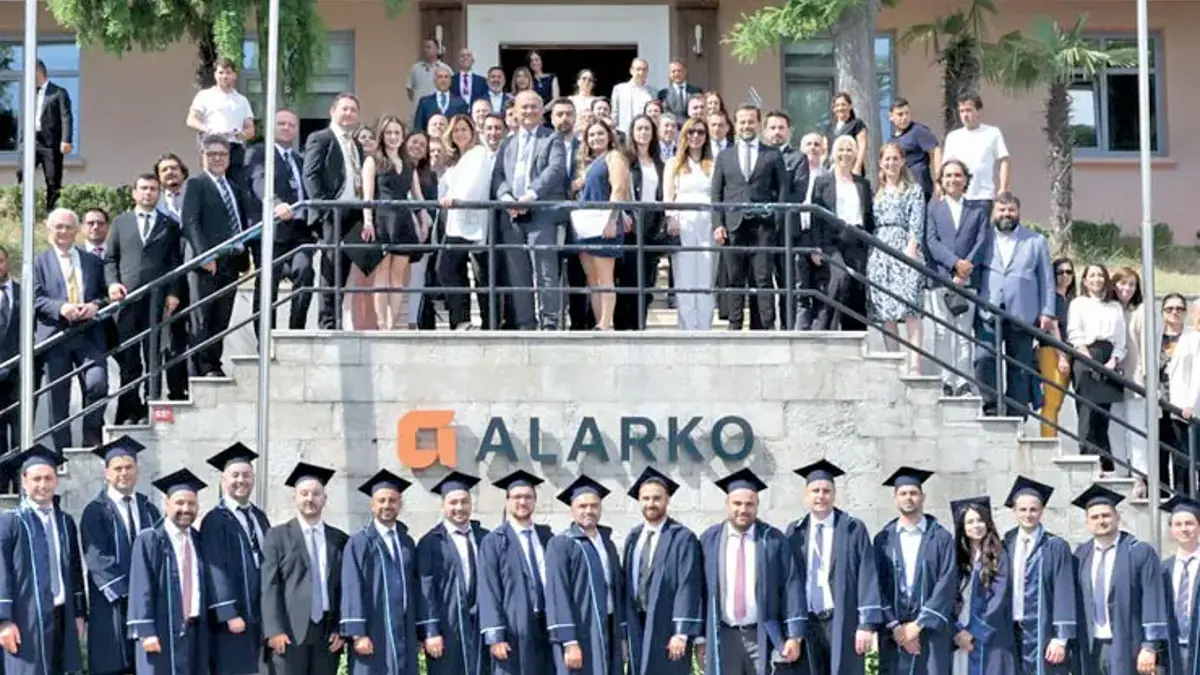 Geleceğin liderleri diplomalarını aldı