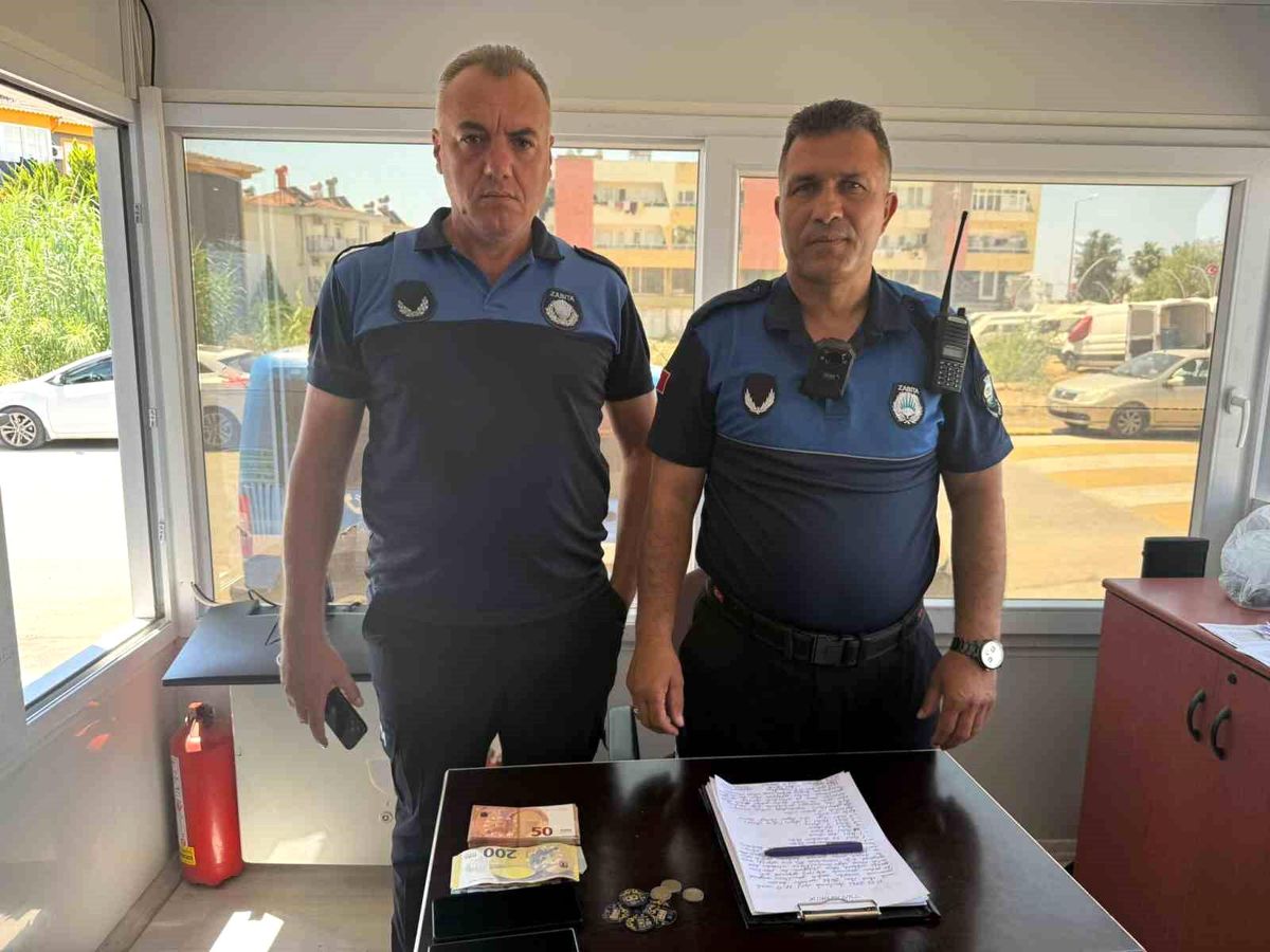 Pazarda sahte döviz ve altınlarla alışveriş yapmaya çalıştı, esnaf ve zabıtanın dikkatiyle yakalandı