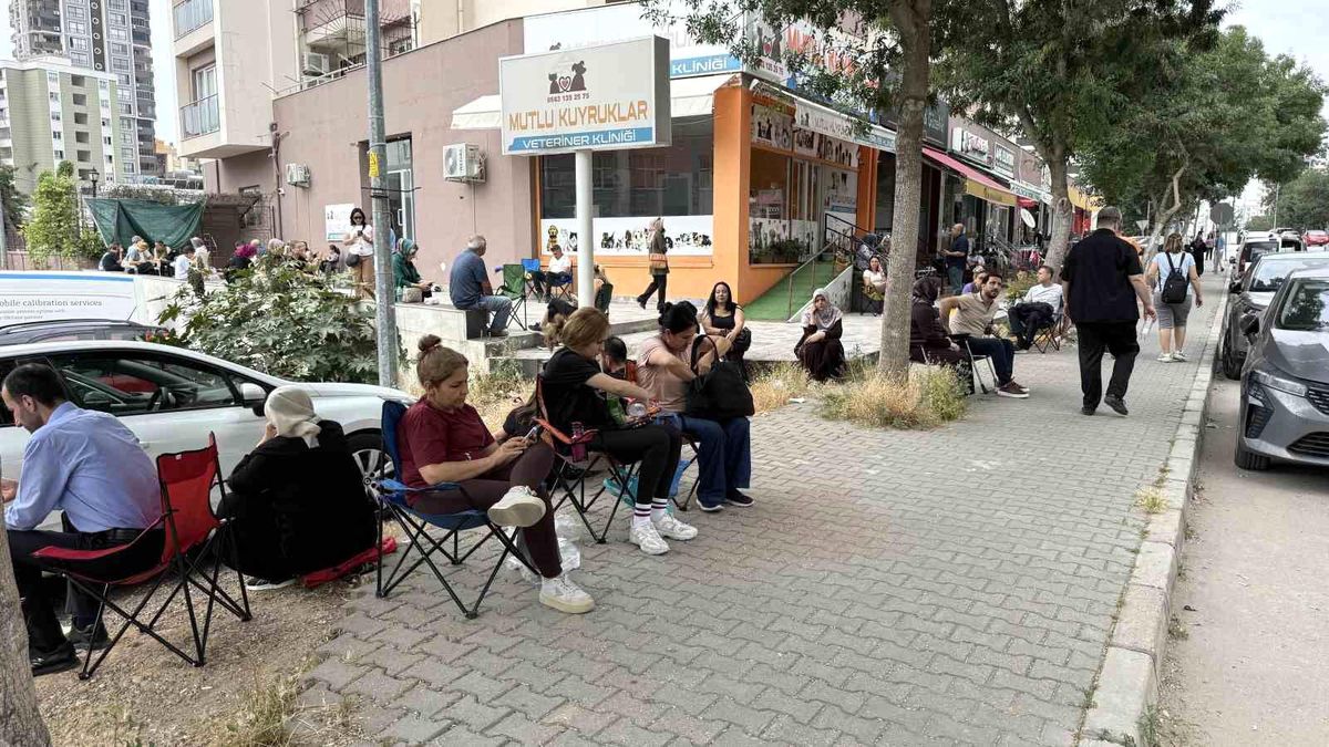 Öğrenciler içeride veliler dışarıda ter döktü