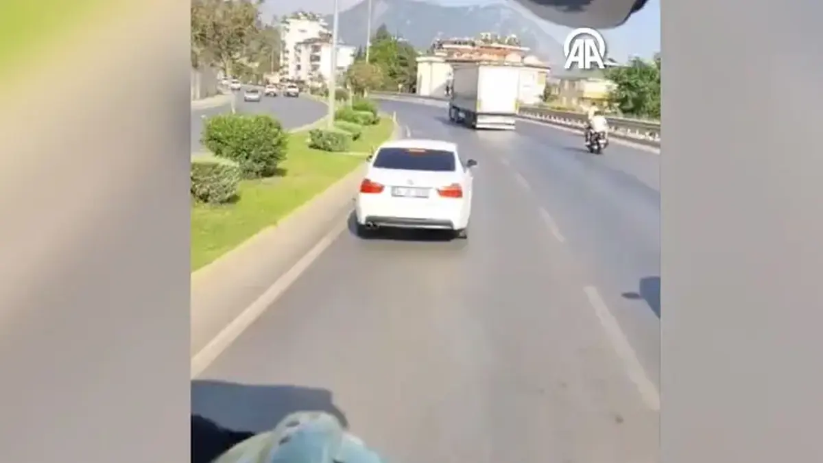 İtfaiye aracına yol vermeyen sürücü cep telefonu kamerasına yansıdı