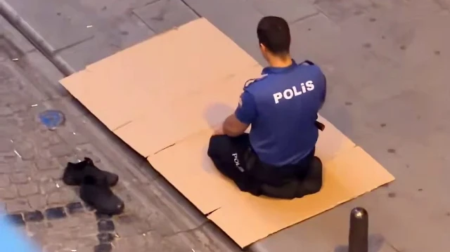İstanbul'da mesaideki polisin sabah namazını sokakta kıldığı anlar kameraya yansıdı