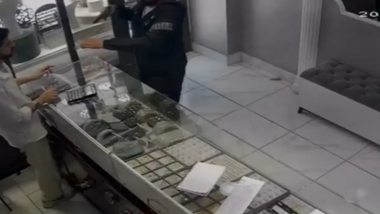 İnternetten araştırma yaptı, soyguna kalkıştı: O anlar güvenlik kamerasında