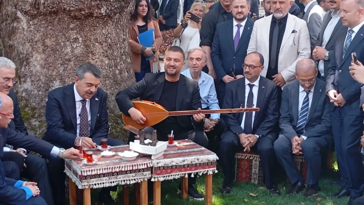 Bakan Yusuf Tekin Bursa'da gençlerle buluştu: 'Eğitime odaklanacağız'