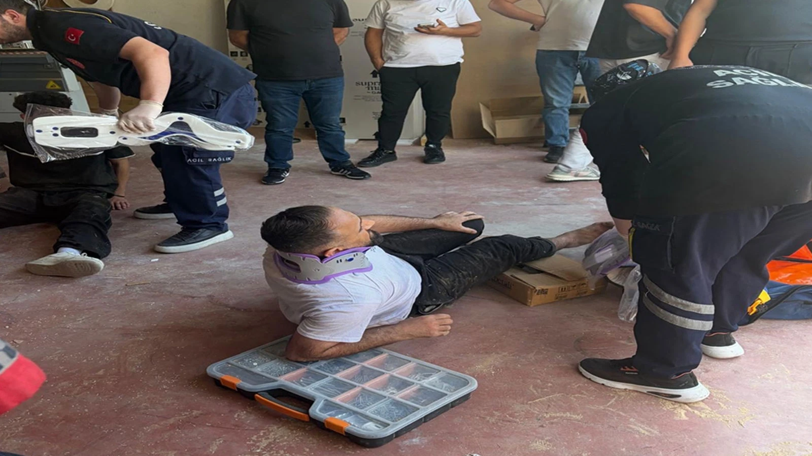 Sakarya'da yük asansörü kabini zemine çakıldı: Çok sayıda işçi yaralandı