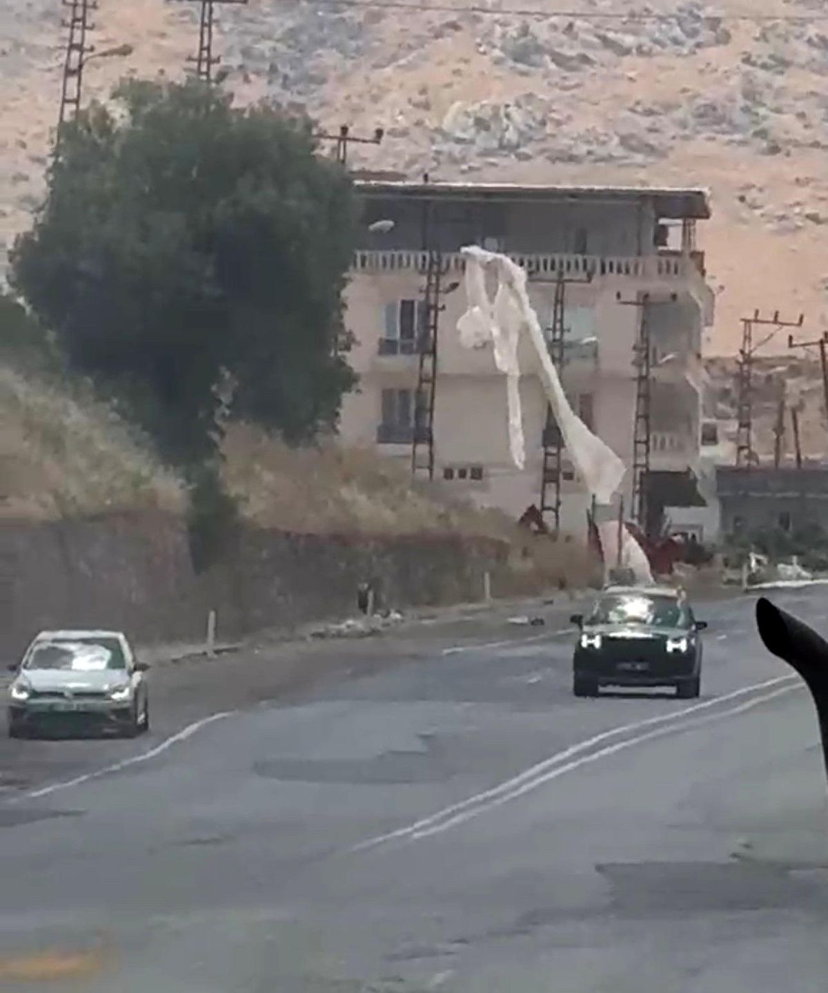 Siirt'te elektrik direğinde çıkan yangın paniğe neden oldu