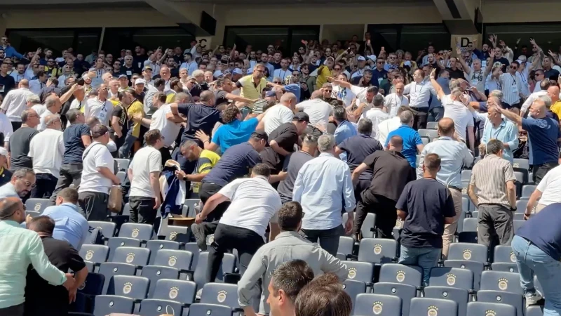 Fenerbahçe Genel Kurulu'nda tansiyon tavan yaptı: Ortalık karıştı, üyeler birbirine girdi!