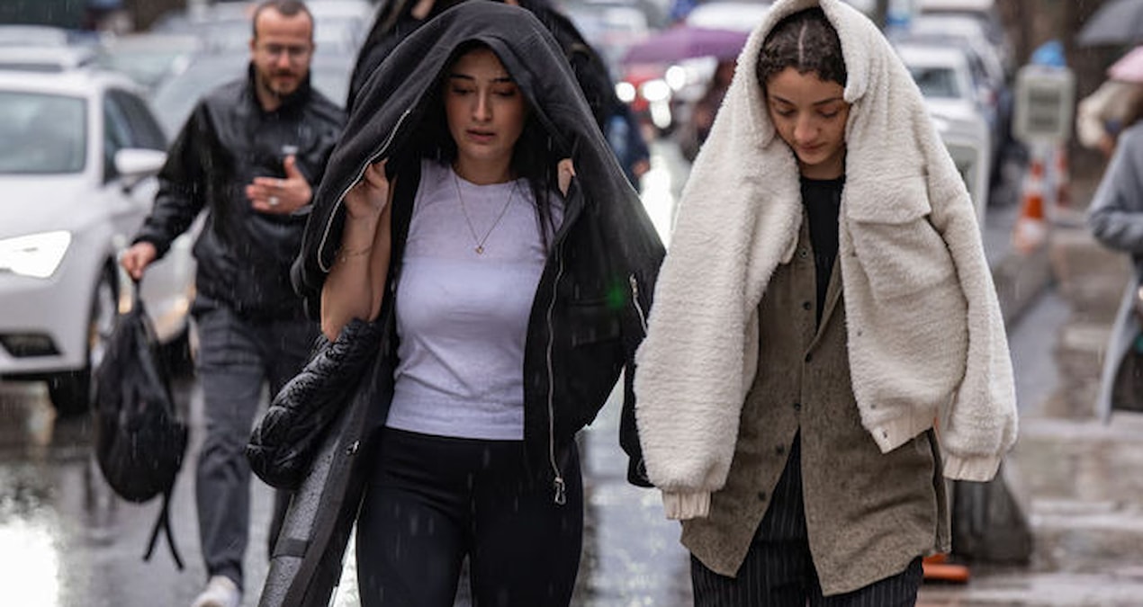 Kara bulutlar İstanbul'a ulaştı! Valilik ve AKOM peş peşe uyarı yaptı