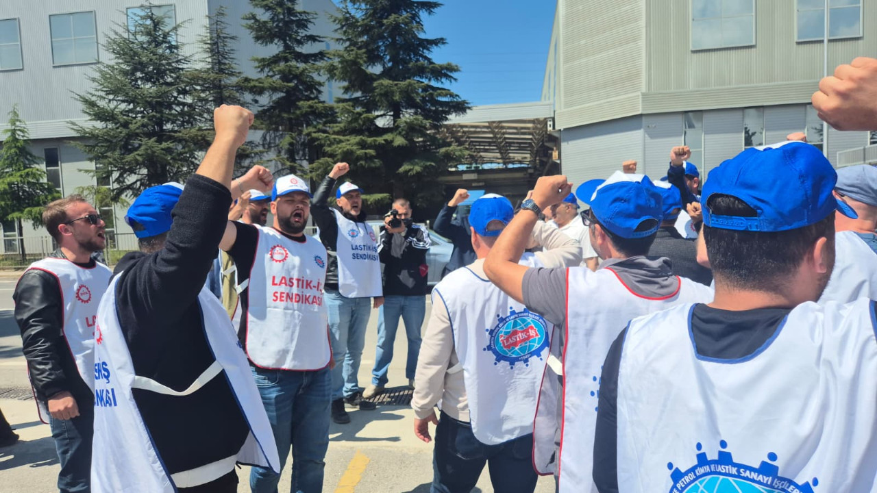 P&G fabrikasında grev sürüyor! İş kıyafetlerini fabrikanın tellerine astılar