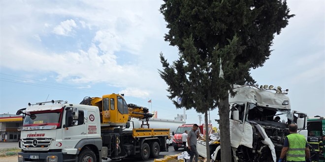 Mersin'de 2 tırın çarpışması sonucu 2 kişi öldü