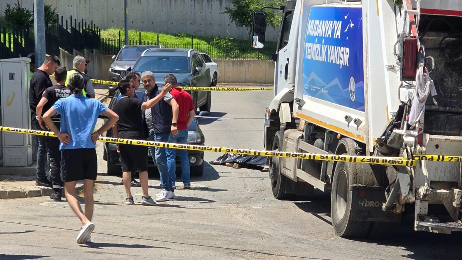 Çöp kamyonunun altında kalan yaşlı adam hayatını kaybetti