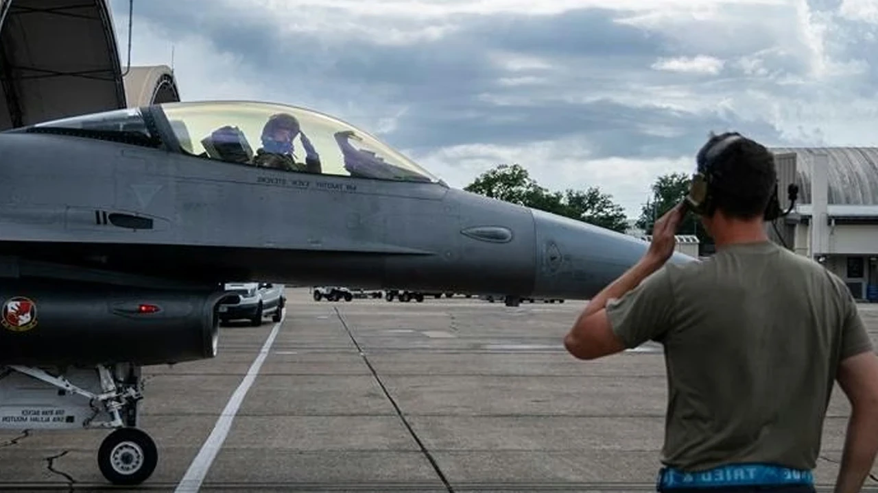 Hava harp tarihinde yeni dönem: ABD, yapay zekâlı "VENOM" F-16'sını başarıyla test etti!