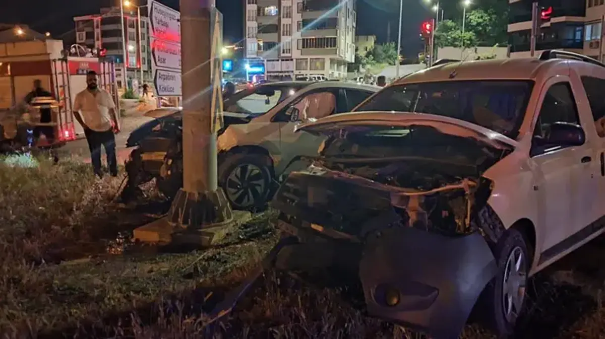 3 otomobilin karıştığı zincirleme trafik kazasında 5 kişi yaralandı