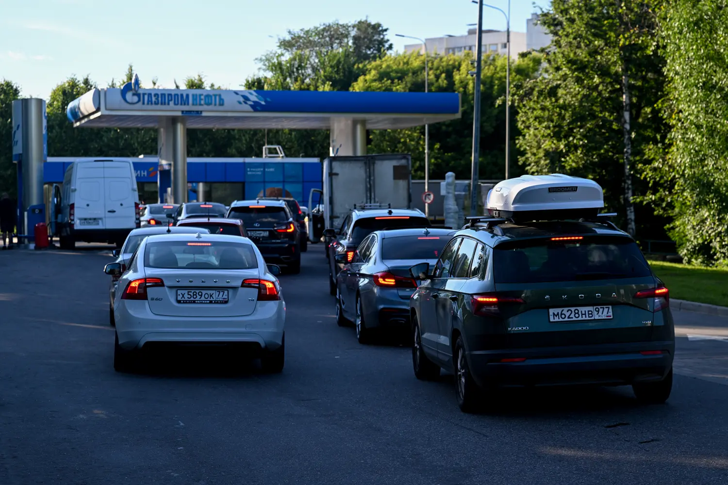 Petrol devi ülkede akaryakıt krizi... Araçlar için kısıtlama getirildi