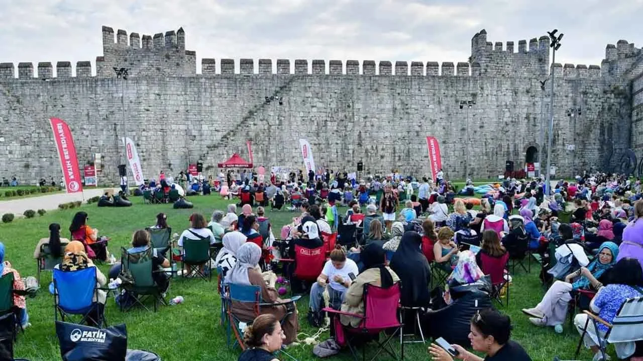 Yedikule Hisarı’nda renkli buluşma! İkinci Geleneksel Örgü Festivali binlerce ilmeği bir araya getirdi!