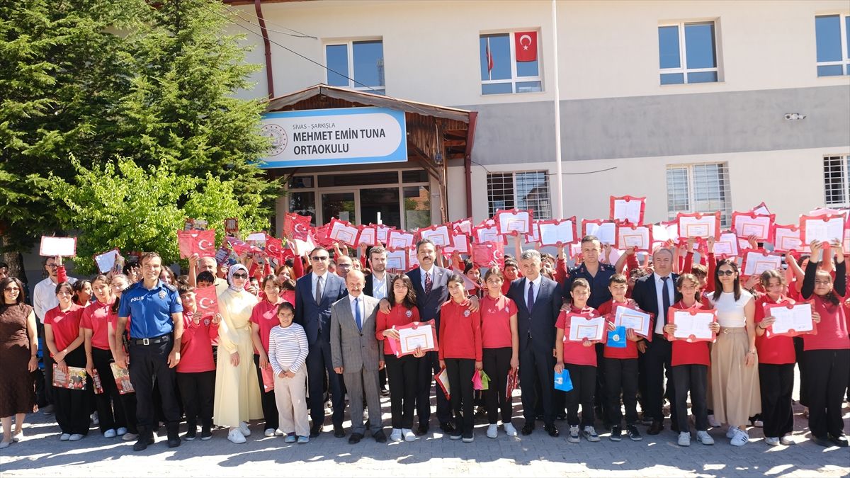 Şarkışla ve Ulaş ilçelerinde karne heyecanı yaşandı
