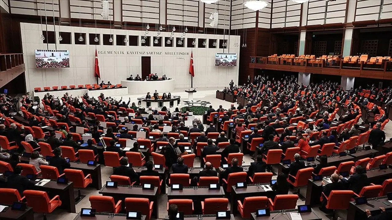 Özel sektör ve mülakat mağduru öğretmenlere Meclis'ten kötü haber: Komisyonda olağanüstü toplantı talebine AKP'den ret geldi