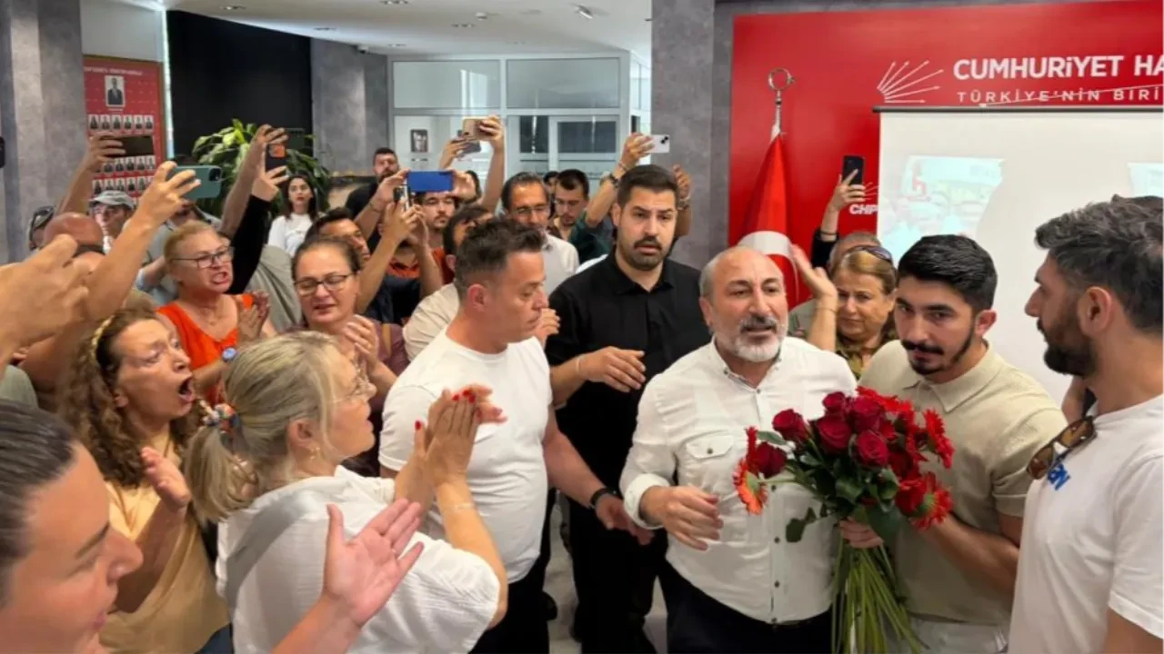 Koltuk krizi çiçek savaşlarına döndü: Utku Gümrükçü’nün karanfilleri CHP il binasına alınmadı!