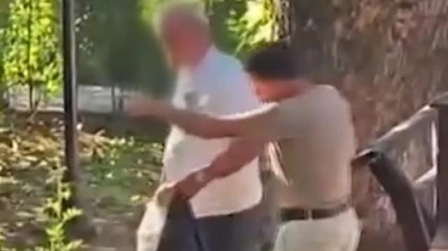 Bolu'da Akşemseddin Hazretleri Türbesi'nin bahçesinde içki içen şahsı vatandaşlar dışarı attı