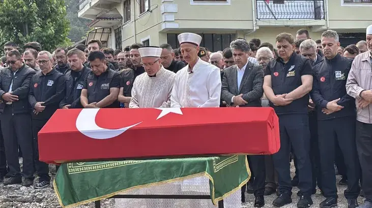 Rize'de AFAD personeline hüzünlü veda! Eşi tabutuna son kez sarıldı, babası namazını kıldırdı