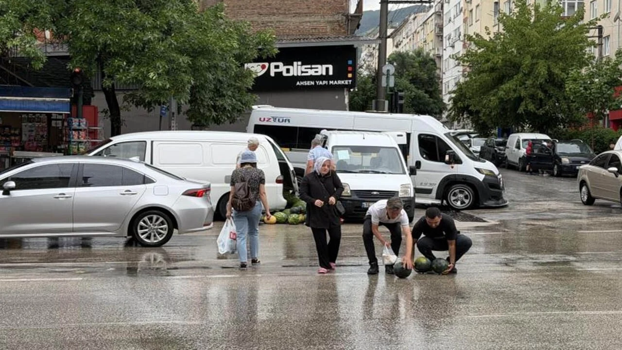 Vatandaşlar bostandan toplar gibi yoldan karpuz topladı