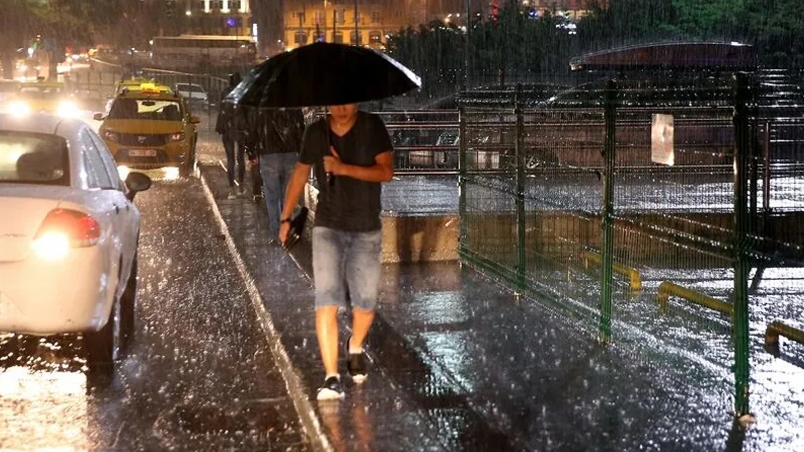 AKOM'dan İstanbul için uyarı: Bu gece gök gürültülü sağanak var