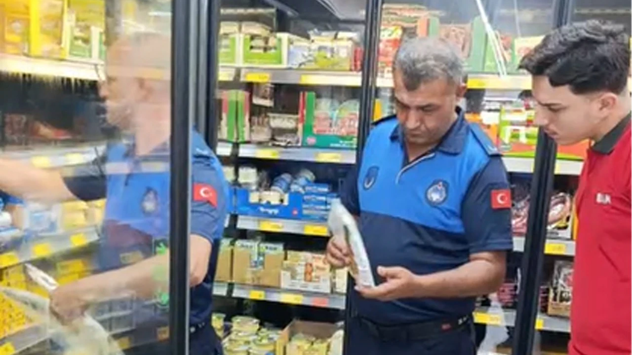 Hassa'da zincir marketlere denetim: Birçok ürün imha edildi