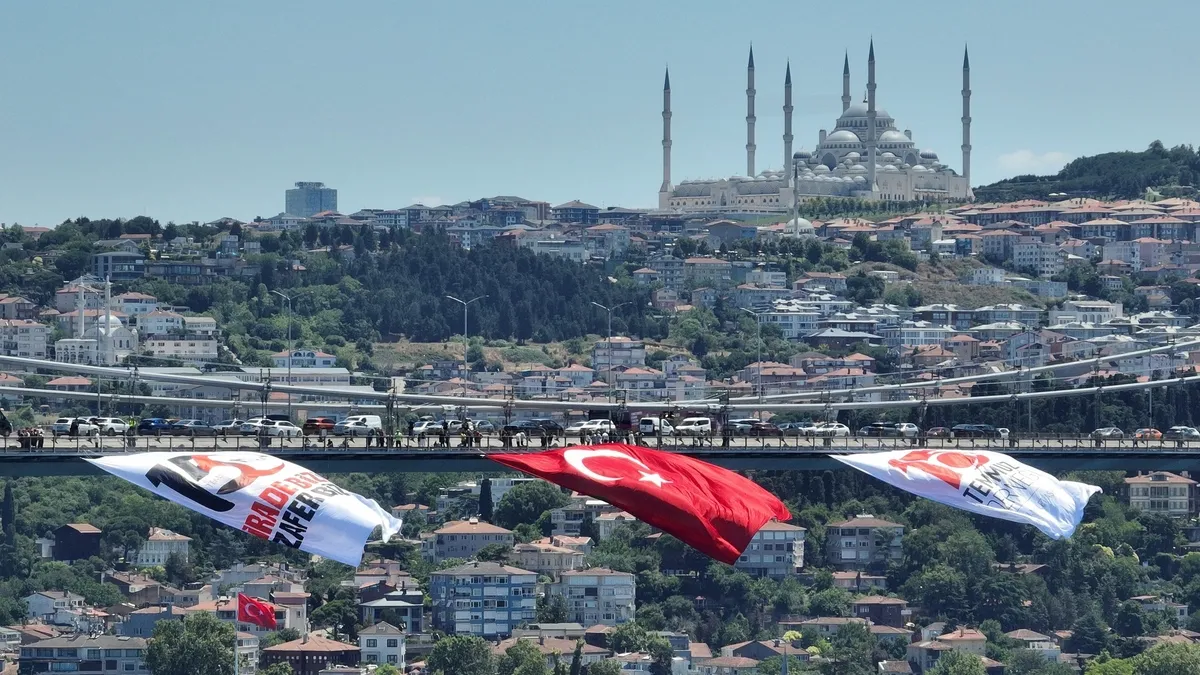 15 Temmuz'un 10. yılında İstanbul'da köprüler kırmızı beyaza büründü