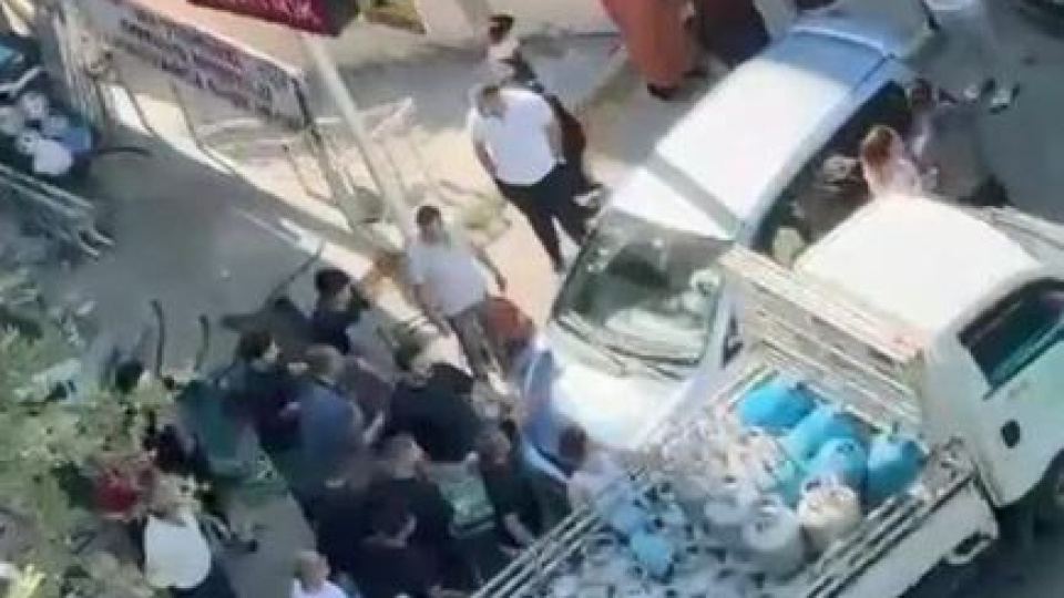 Beylikdüzü’nde esnafla mahalleli arasında 'Park etme' kavgası