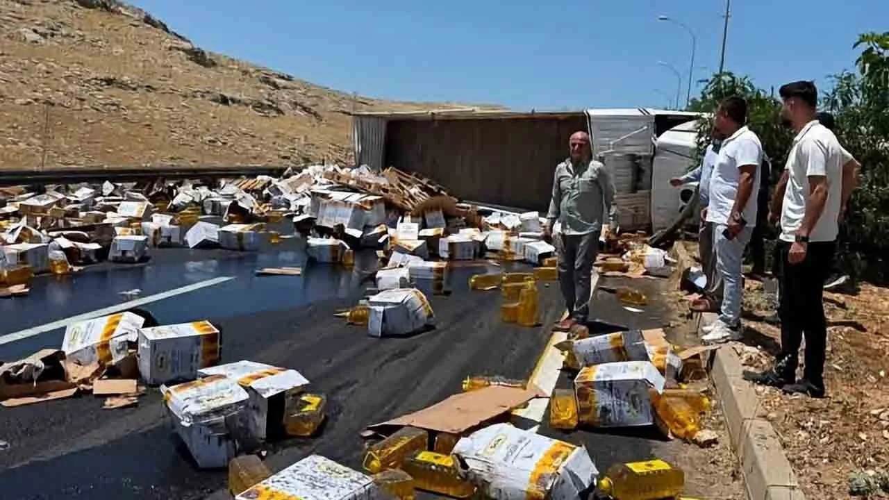 Şanlıurfa'da tır kazası: Yol yağ deryasına döndü