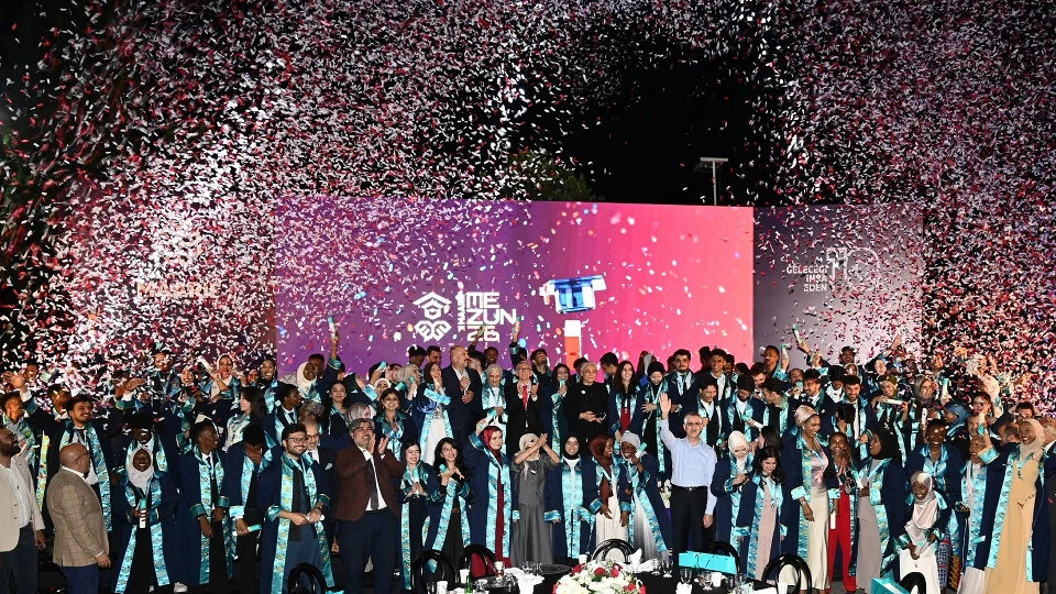 Maarif'in gurur tablosu: 11 ülkeden gelen 126 uluslararası öğrenci Türkiye'de derecelerle mezun oldu!