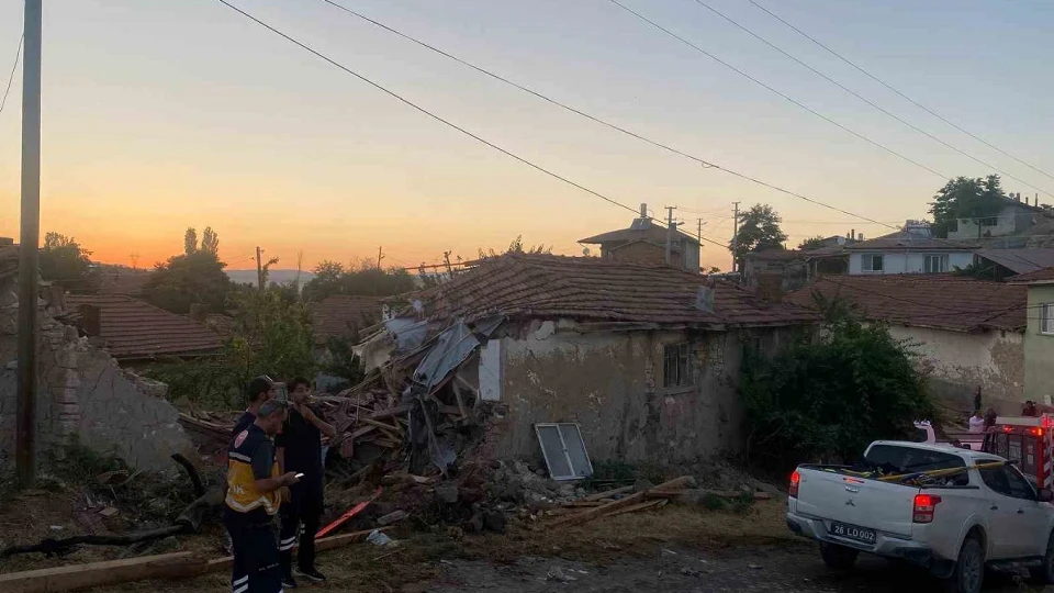 Eskişehir'de yangından dönen itfaiye aracı eve çarptı: Üç personel yaralandı