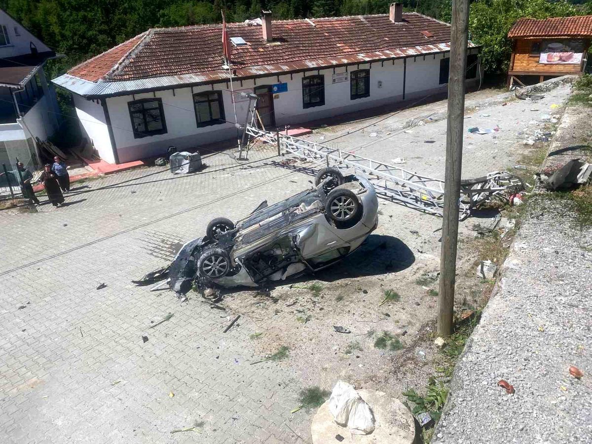 Takla atan otomobil aydınlatma direğine çarptı: 1 yaralı