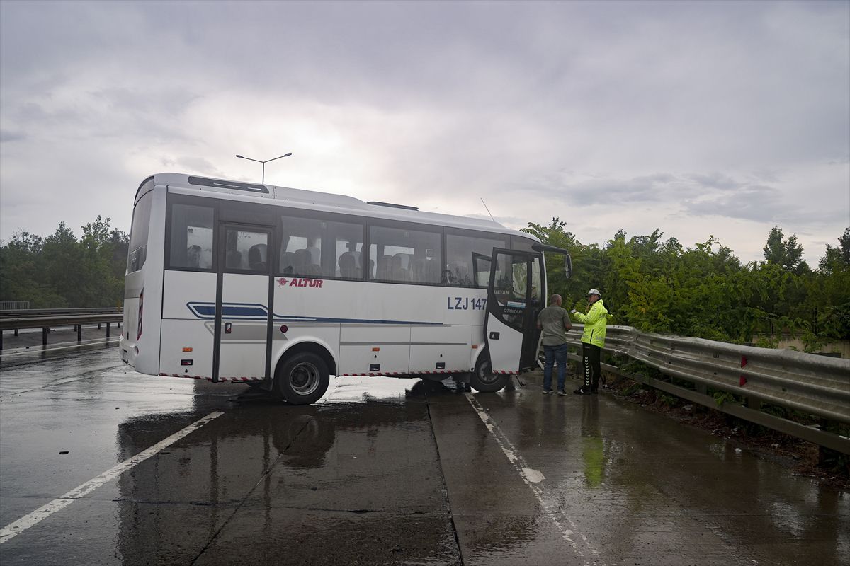 Eyüpsultan'da bariyerlere çarpan midibüsteki 3 kişi yaralandı