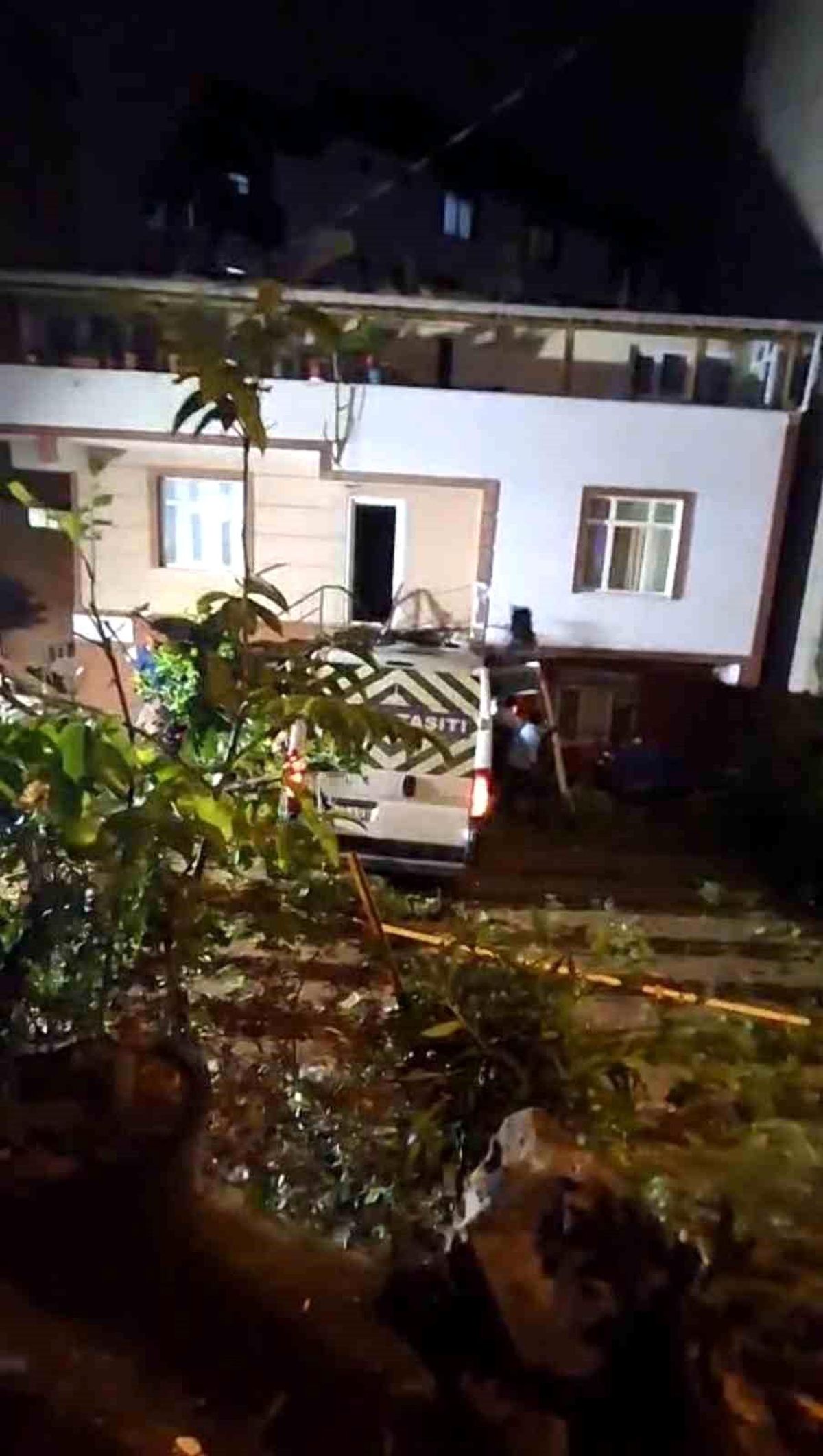 Çekmeköy'de servis minibüsü eve uçtu: 1 yaralı
