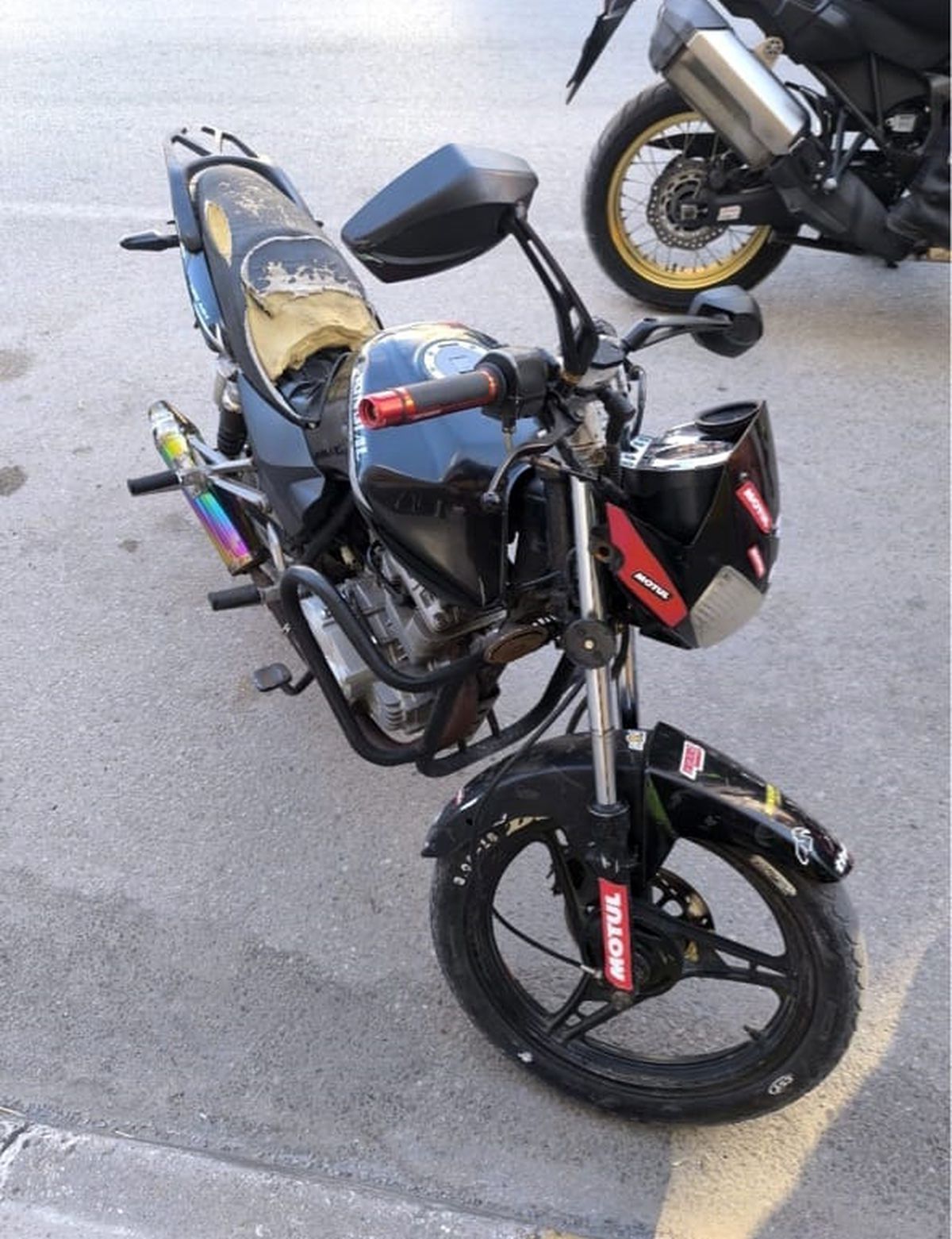 Abart egzozlu ve plakasız motosikletin ehliyetsiz sürücüne 105 bin lira ceza