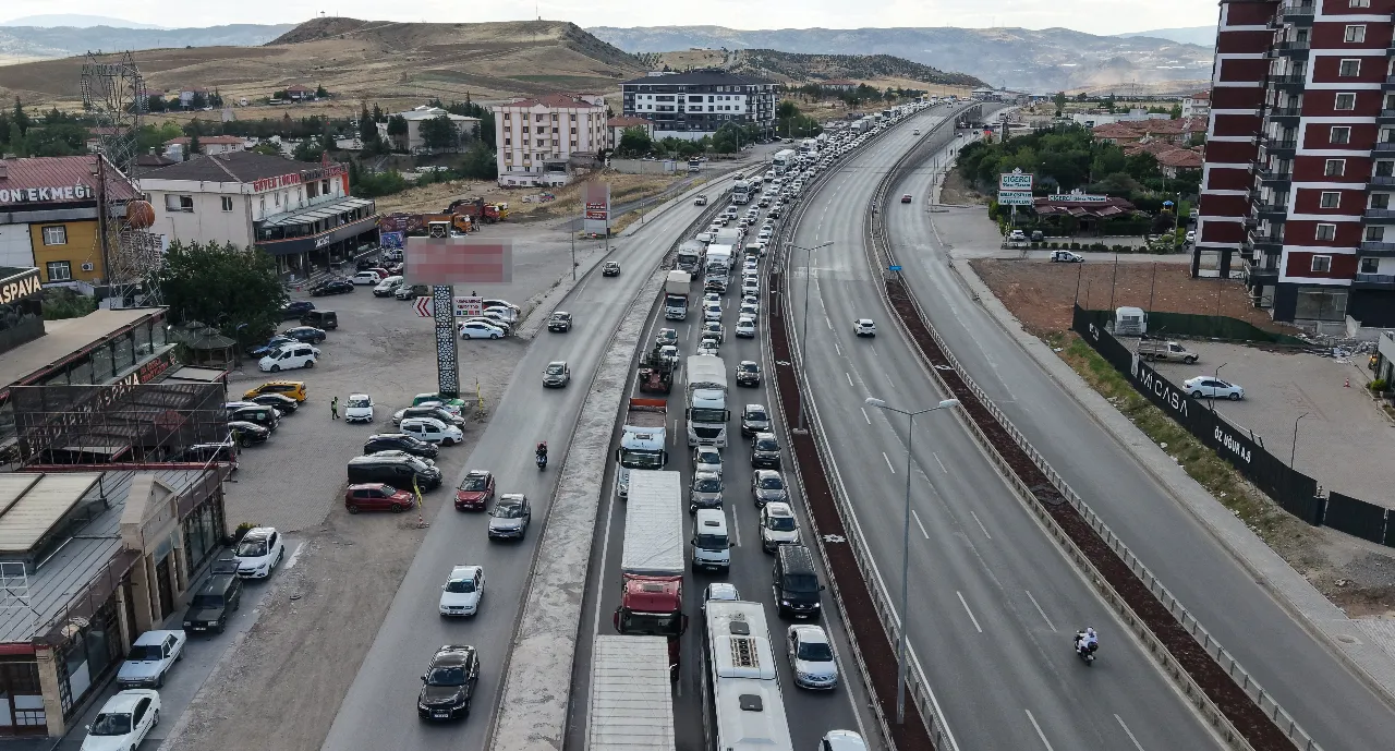 Okullar kapandı, yollar doldu! Kilit kavşakta kaza sonrası uzun kuyruk