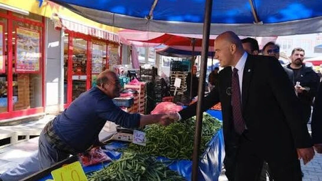 İYİ Partili Turhan Çömez Mamak semt pazarı'nda vatandaşlarla buluştu
