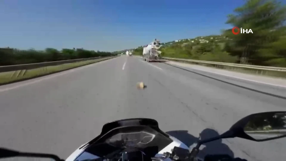 Hatay’da mikserden düşen malzeme motosikletlinin kaza yapmasına neden oldu