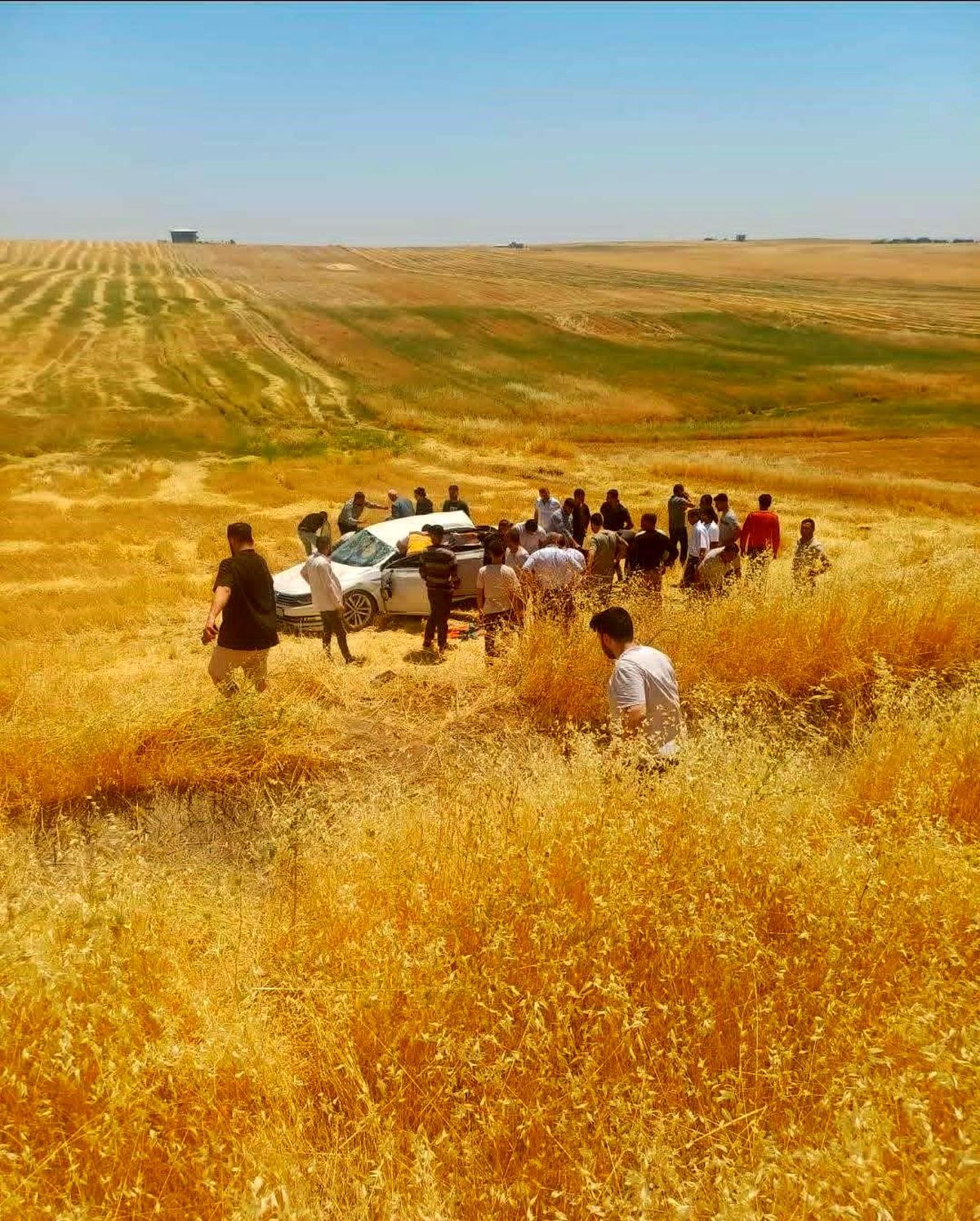 Diyarbakır'da otomobil tarlaya yuvarlandı: 5 yaralı